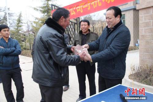 甘肅山村一支書發(fā)百萬(wàn)分紅現(xiàn)金