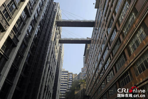 重慶現(xiàn)“最?！笨罩羞B廊 離地68.5米