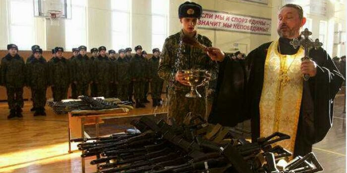 戰(zhàn)斗民族：牧師會(huì)開光能打槍懂賣萌