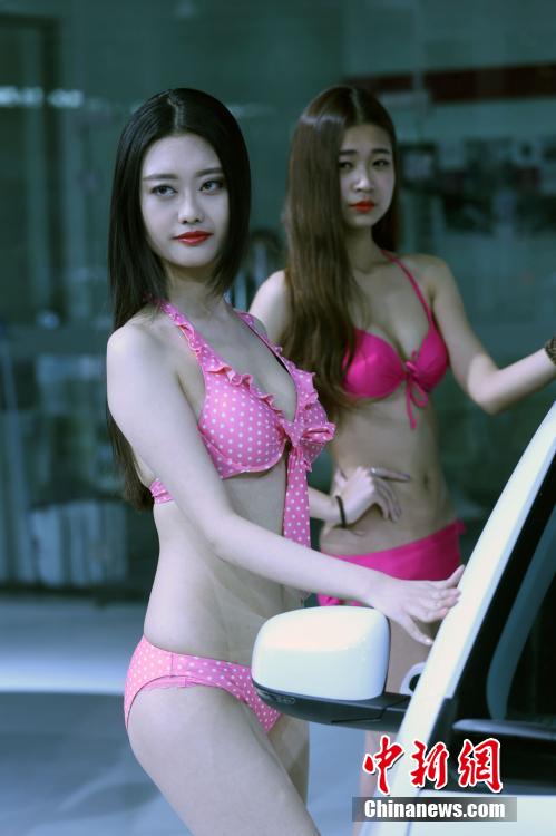 鄭州國(guó)際車(chē)展開(kāi)幕 嫩模走秀引圍觀