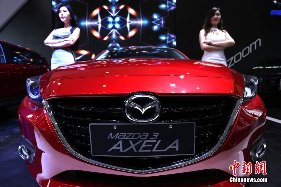 鄭州國(guó)際車(chē)展開(kāi)幕 嫩模走秀引圍觀