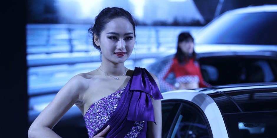 鄭州國(guó)際車(chē)展開(kāi)幕 嫩模走秀引圍觀