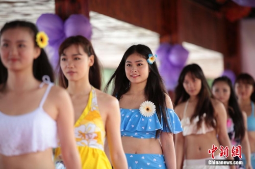 學(xué)生參加?；ㄐ２荽筚?穿比基尼秀身材