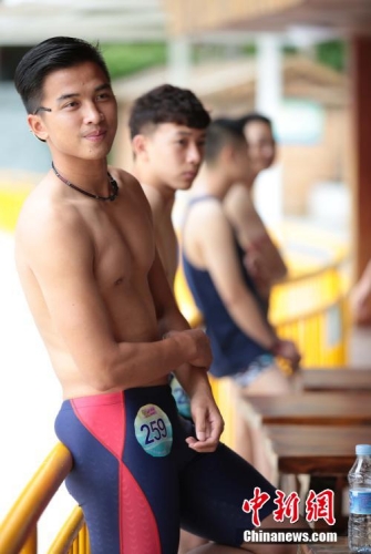 學(xué)生參加?；ㄐ２荽筚?穿比基尼秀身材