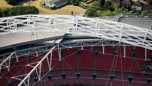 英國(guó)恐高癥小伙登頂134米溫布利球場(chǎng)