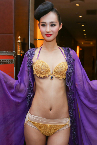 鄭州黃金內(nèi)衣秀現(xiàn)場(chǎng) 每套價(jià)值400萬元