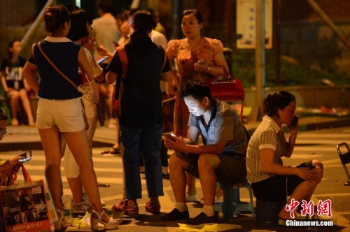 長(zhǎng)沙家長(zhǎng)為孩子讀高中通宵排隊(duì)