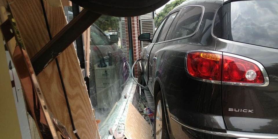 油門(mén)當(dāng)剎車(chē) 越野車(chē)差點(diǎn)沖進(jìn)理發(fā)店