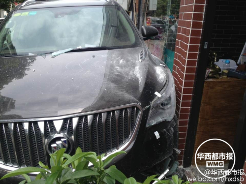 油門(mén)當(dāng)剎車(chē) 越野車(chē)差點(diǎn)沖進(jìn)理發(fā)店