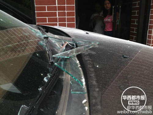 油門(mén)當(dāng)剎車(chē) 越野車(chē)差點(diǎn)沖進(jìn)理發(fā)店