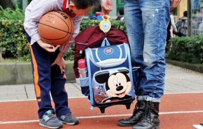 10月28日，記者對成都市某小學(xué)學(xué)生的書包進(jìn)行稱重，該學(xué)生書包的重量為7.8公斤