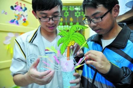 男生正把廢舊物做成裝飾品，裝扮女生寢室