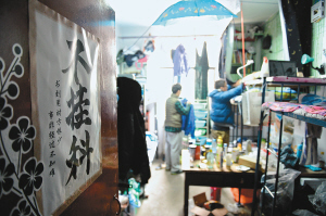 寢室門上的招貼表達了學生們的愿望，其實不逃課、少逃課才是不掛科的保證