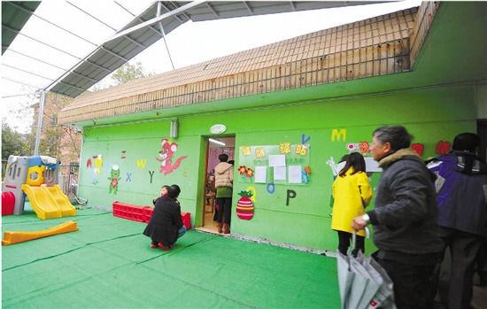 因為怕裝修后的氣味影響孩子的健康，包括小葉在內，很多家長找到園方，要求換教室.