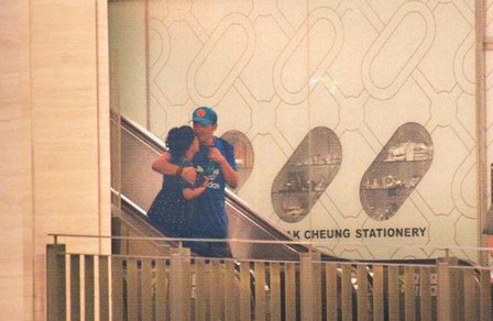 林憶蓮與小男友逛街吃飯，當(dāng)街摟抱親熱熱情如火。