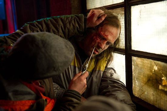 街頭圍毆，硬漢被困