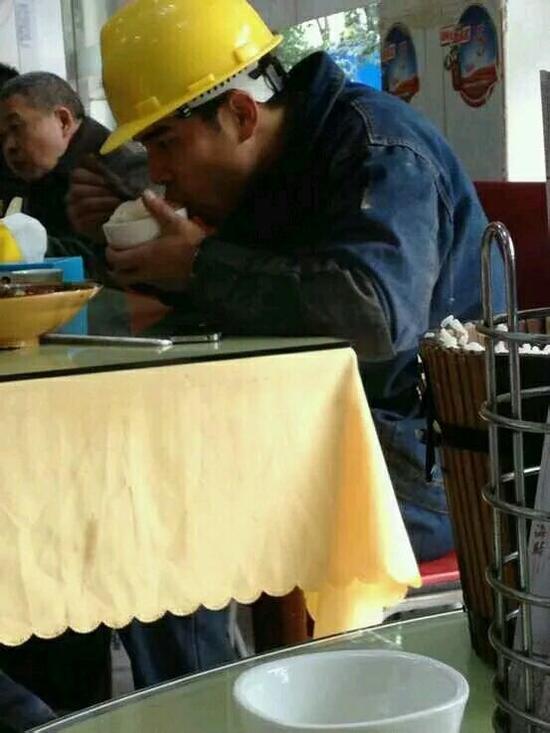 網(wǎng)友調(diào)侃：周周，慢點(diǎn)吃