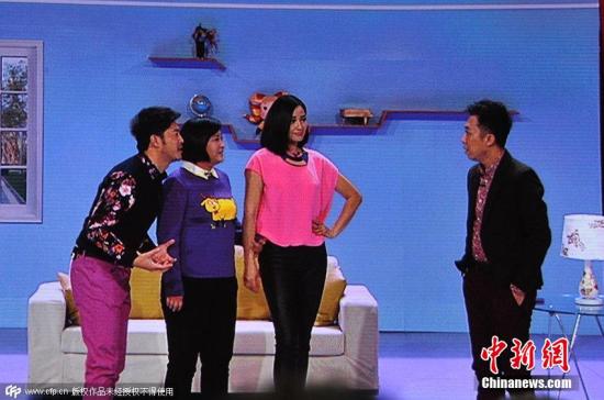 2015年2月18日晚8時，2015央視羊年春晚準(zhǔn)時開播，各路明星大腕齊聚一臺向觀眾展示了一場奢華的