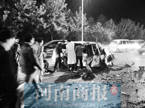 慘劇現(xiàn)場，眾人紛紛上前施救，有人拉住變形的車門，為傷者爭取救援時(shí)間