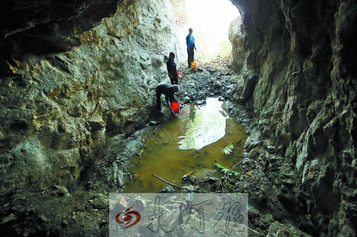 村民說以前這里的水很深，現(xiàn)在也就剩這么一點兒了。