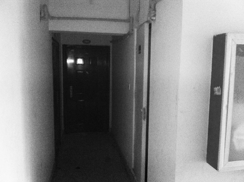 被砸網(wǎng)吧在鄭州安徐莊公館小區(qū)的一棟居民樓里，昨天，網(wǎng)吧已關(guān)門。