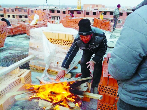 在俄羅斯工地打工時，因為天太冷，工人不得不在工地生火取暖。（圖由方先生提供）