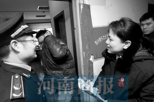 城管巡回法庭法官，到因違反城市管理的受罰當(dāng)事單位送傳票