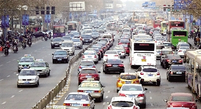 昨天下午，擁擠的花園路。 鄭州晚報(bào)記者 馬健 圖