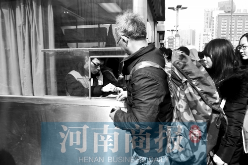 趙俊方在鄭州火車站進站，準備前往甘肅災(zāi)區(qū)和災(zāi)民一起過春節(jié)。記者 唐韜/攝