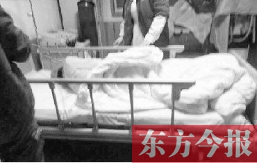 昨日凌晨，鄭州市金水區(qū)總醫(yī)院，鄭州電臺主持人張明救助的輕生女在接受搶救