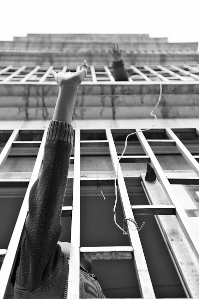 聽到聲音小哥倆就在窗戶邊集合，不聚不散。