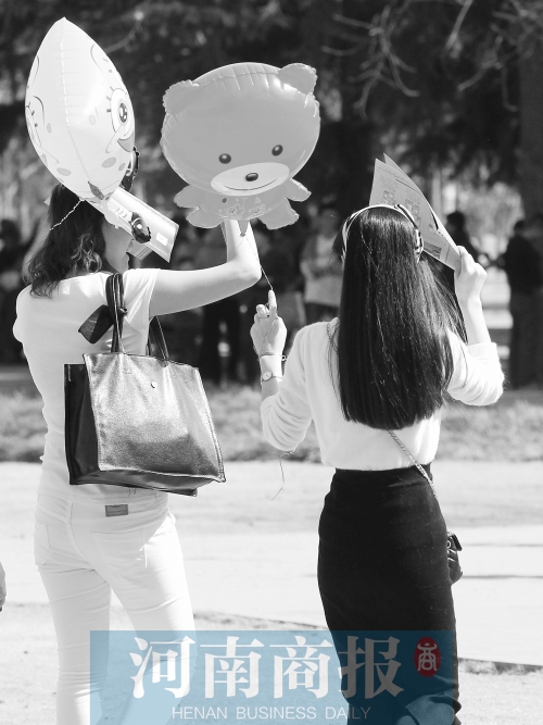 昨天高溫，有人穿上了短袖 記者 鄧萬里/攝