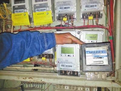 　跟智能電表（左）相比，老式機械電表（右）就像個“老古董”。