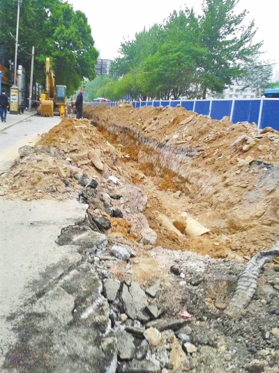 文化路大修改造工程，目前西半幅圍擋已基本鋪設(shè)到位。