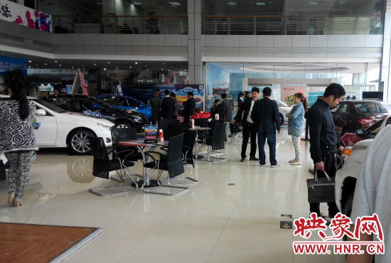 一大早來(lái)到4S店選車的顧客絡(luò)繹不絕。