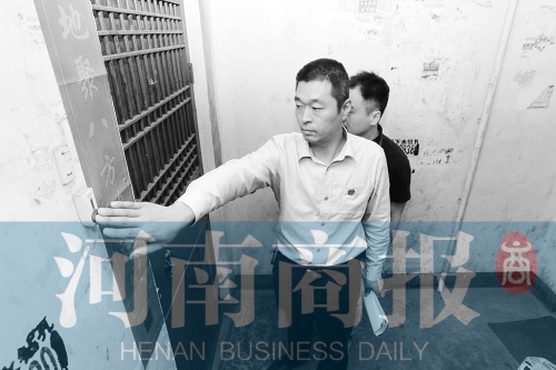 　來到馬某家，法官被拒之門外