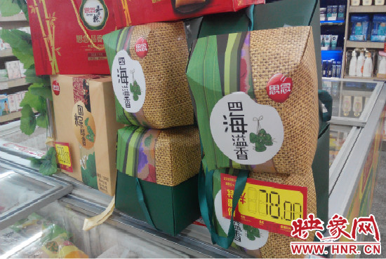 今年商場里的散裝、袋裝粽子多了，盒裝粽子的售價也更加親民。