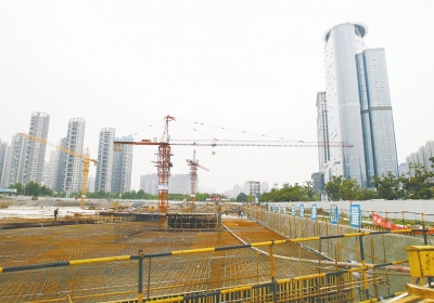 中州大道與金水東路東北角，正在建一座大型停車場。