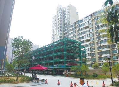 商城路與英協(xié)路交叉口附近的濱河綠苑小區(qū)內(nèi)，剛剛建好一個立體停車場。