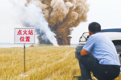 民警點(diǎn)火，引爆爆炸物品。