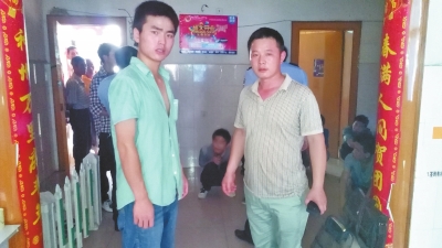 在吳文舉老師的幫助下，王強強（左）從傳銷窩點成功脫險。