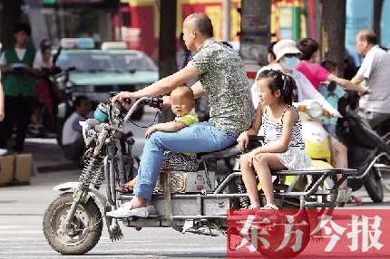 這樣帶著孩子，一個(gè)剎車，孩子就有可能摔下車
