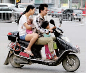 帶著孩子騎電動(dòng)車，安全一定要放在第一位。