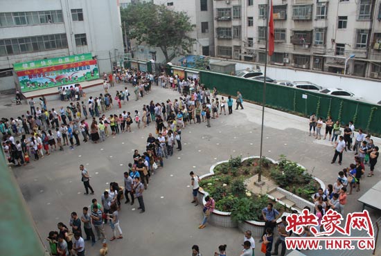 報(bào)名現(xiàn)場(chǎng)從一大早便已排起了長(zhǎng)龍。