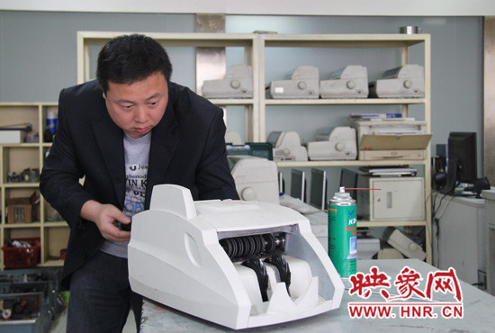 陸涌每天的工作就是和機(jī)器“談心”、發(fā)現(xiàn)故障、修好它們。