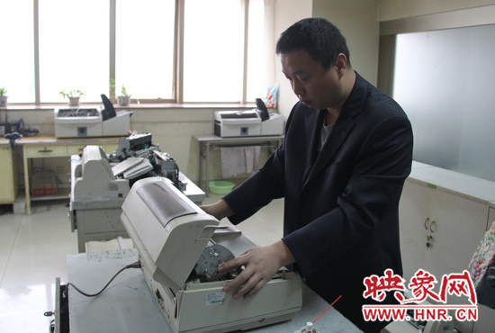 “不行，我再試一下，我一定要修好它。”遇到難題，東北人身上的那股執(zhí)拗勁讓他又堅(jiān)持了下來