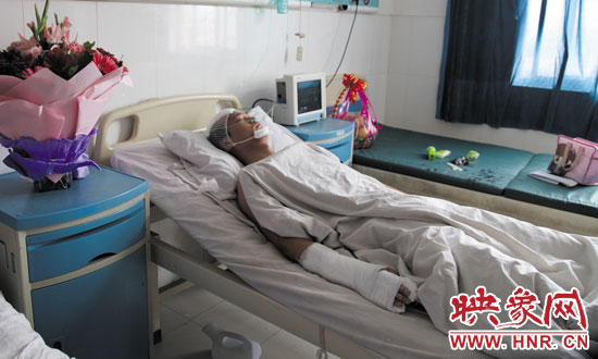 梁亮顱骨骨折、右胳膊肌腱被砍斷,手指受傷。