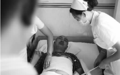 昨天，鄭州市第一人民醫(yī)院，被打傷的鄭州管城區(qū)執(zhí)法隊(duì)員唐建偉在接受治療。