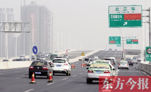 昨日，鄭州市北三環(huán)高架橋上，指向國基路方向的指示路牌還用紅布擋著