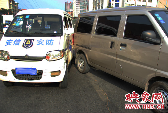 兩輛面包車也被牽連。